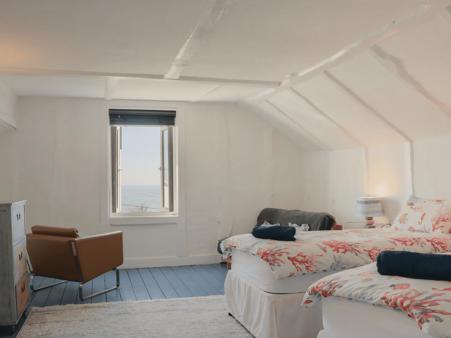 top floor twin bed with ensuite and sea view