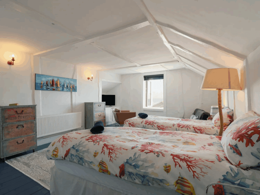 Top floor twin bed ensuite with sea view